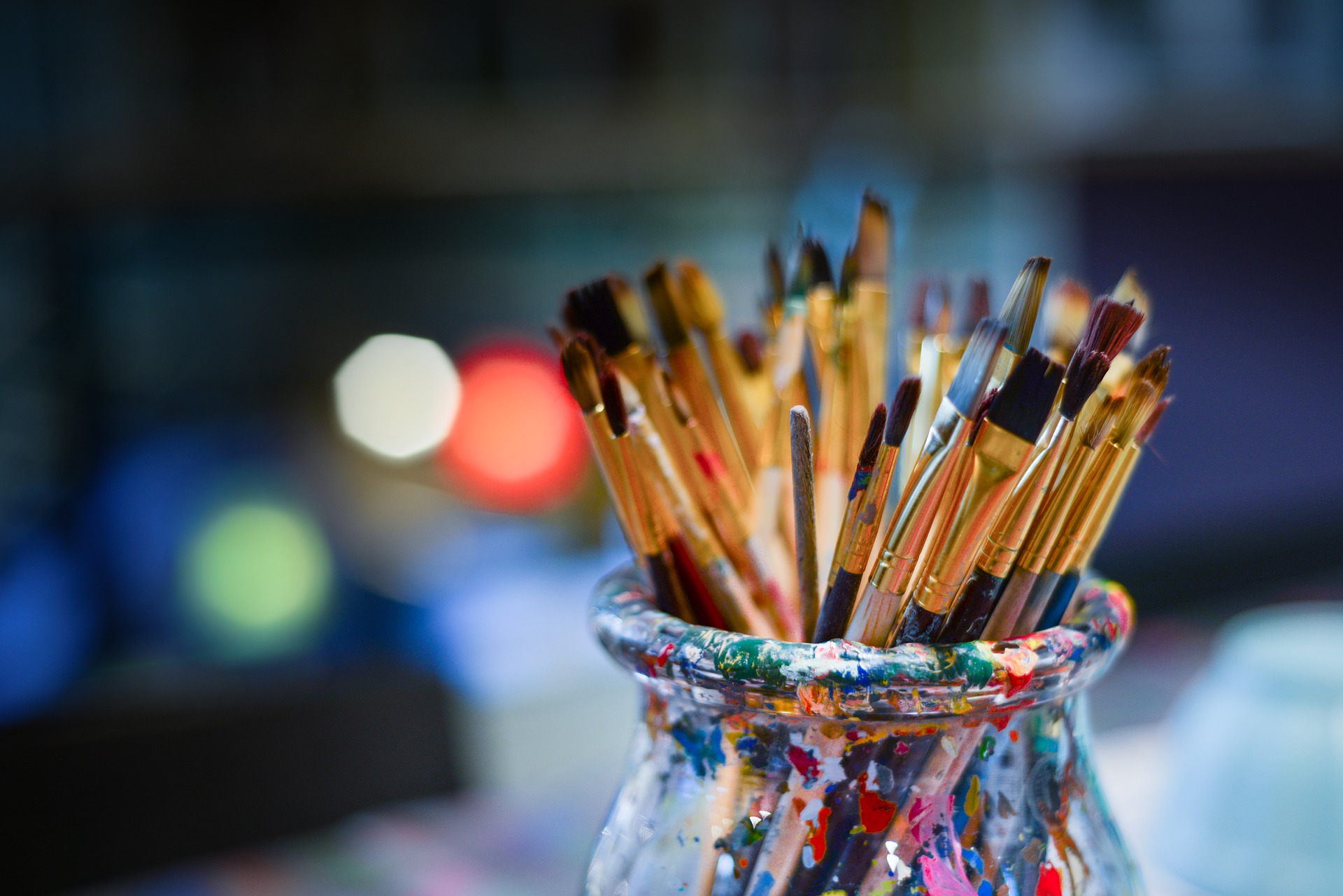 Stock photo of paint brushes (Image by RawPixel.com)
